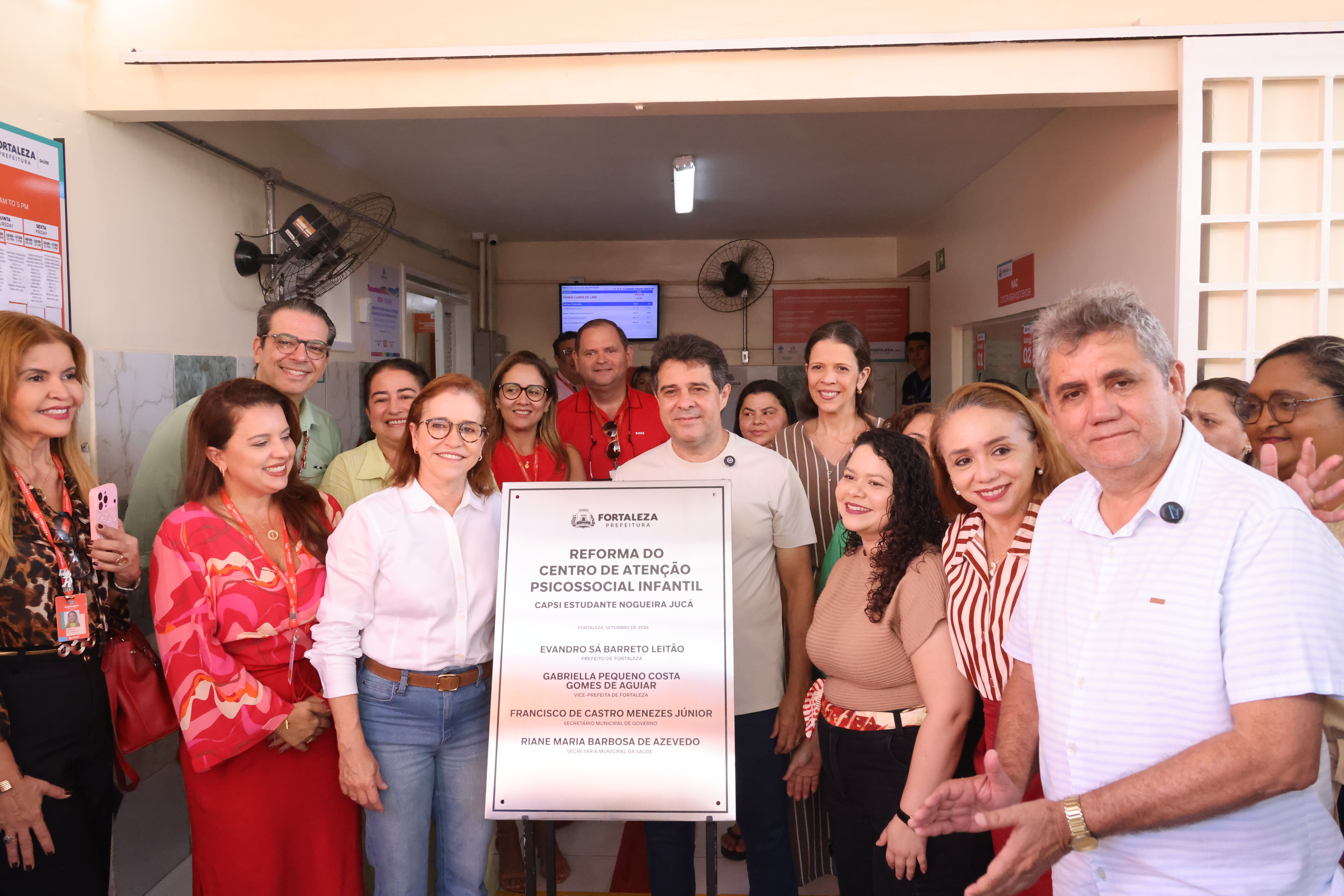 grupo de pessoas posa para a foto